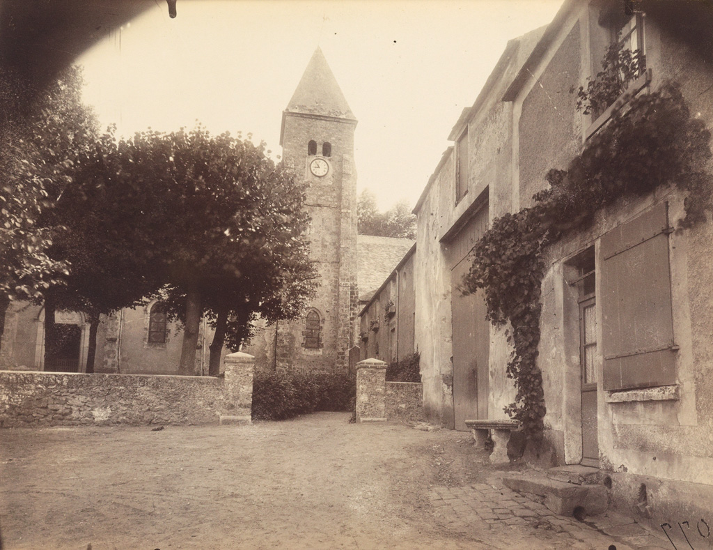 EUGÈNE ATGET (1857-1927) Gif, Place de lÉglise.